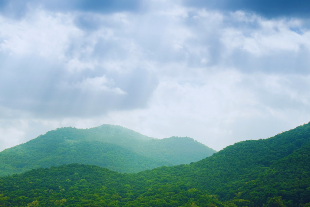 霞む遠山の風景